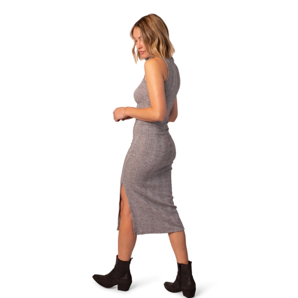 Who wear sleeveless stretch rib turtleneck dress